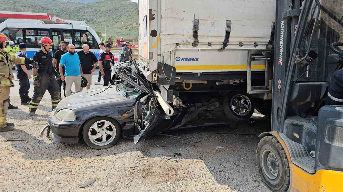 Otomobil park halindeki tıra çarptı: 2 ölü