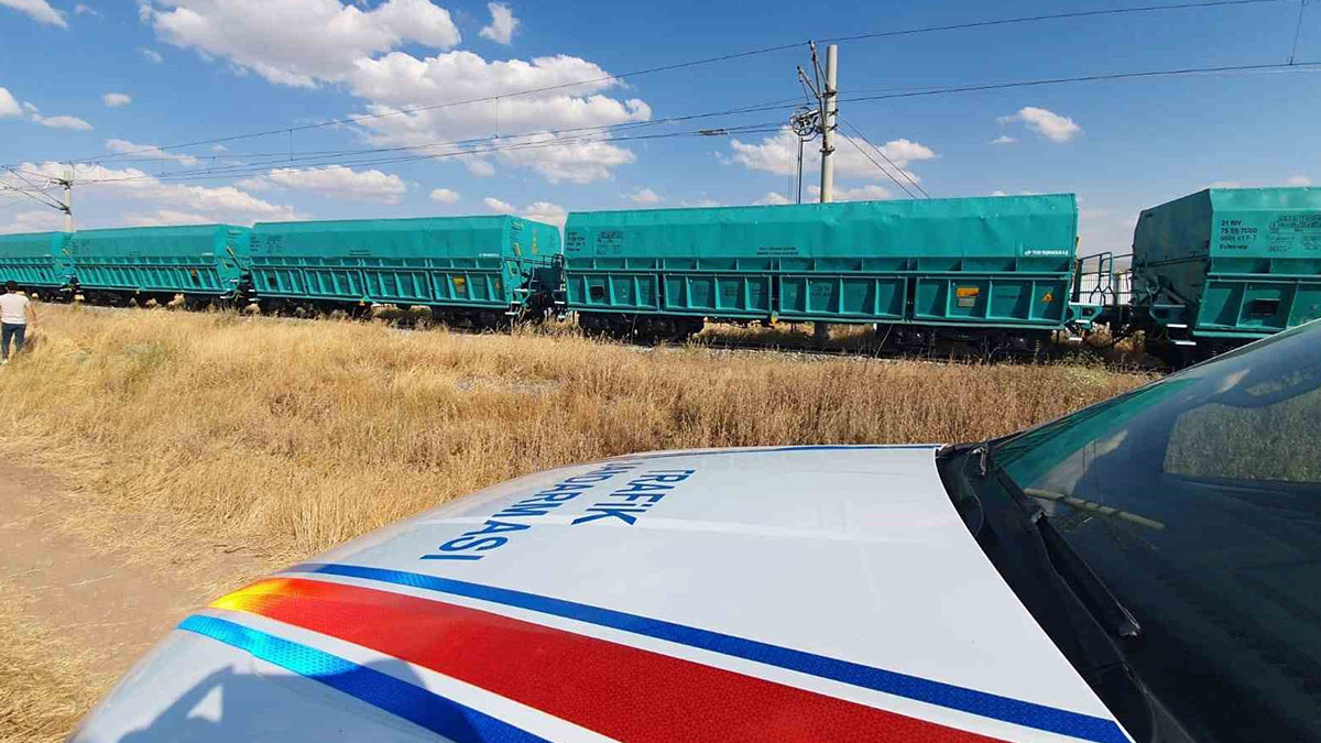 Yük treninin çarptığı personel hayatını kaybetti