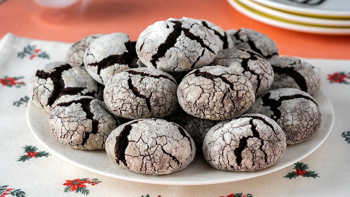 Kakaonun büyüsü sofralarda: Evde kolayca yapabileceğiniz çatlak kurabiye tarifi... Bu kurabiye kapış kapış gidiyor