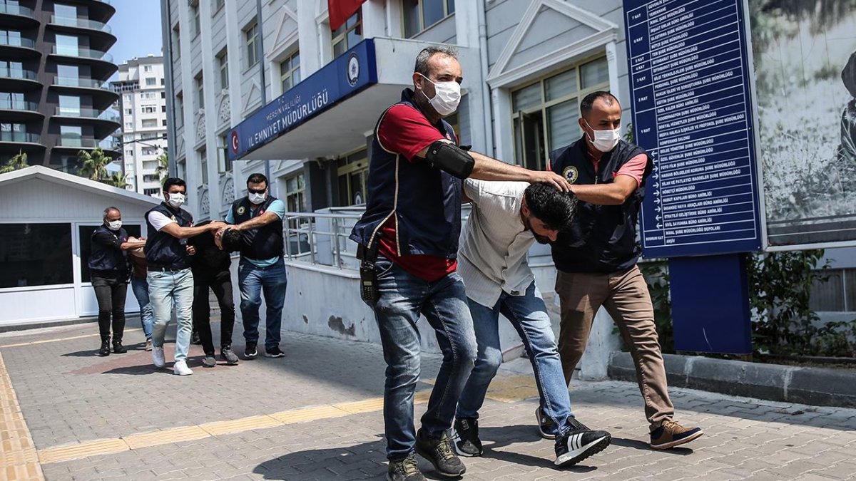 Mersin'de terör örgütü elebaşı lehine slogan atan 10 şüpheli tutuklandı