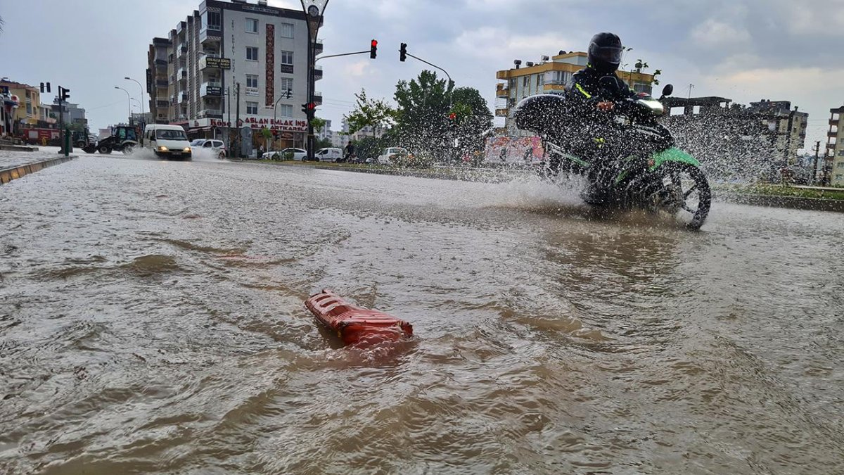 Osmaniye'de şiddetli yağış: Ev ve iş yerleri su bastı, araçlar mahsur kaldı