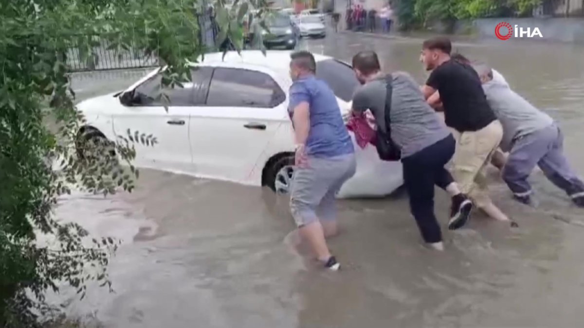 İstanbul'da yağış hayatı felç etti! Yollar göl döndü: Araçlar sular altında kaldı
