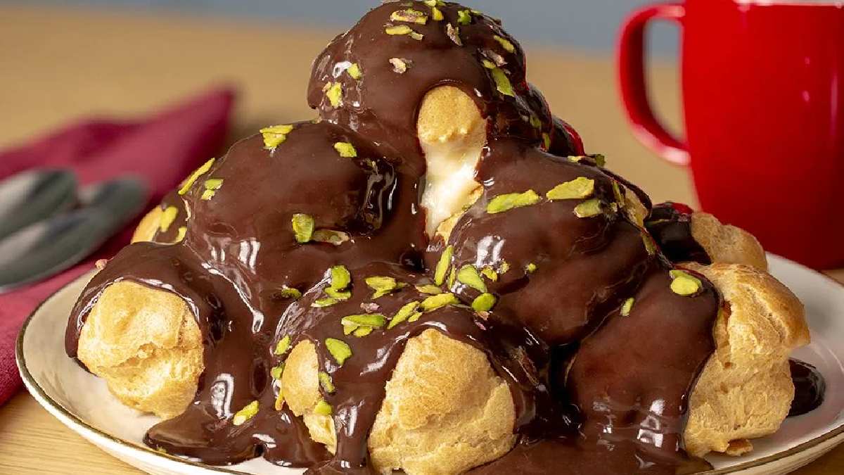 Bu lezzetle komşularınızı şaşırtın! Yaz aylarında soğuk soğuk gidiyor! İşte kolay profiterol tarifi…