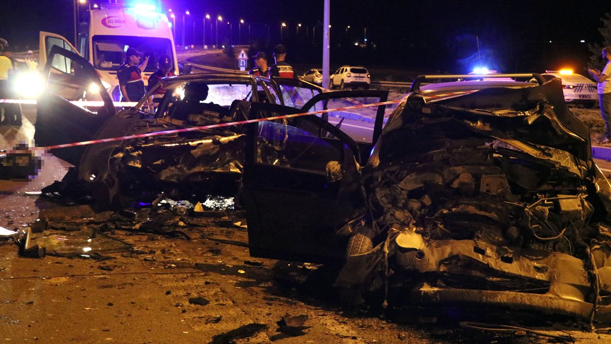 Kayseri'de feci kaza! Otomobiller hurdaya döndü: Anne ve baba öldü, 3 çocuğu yaralandı