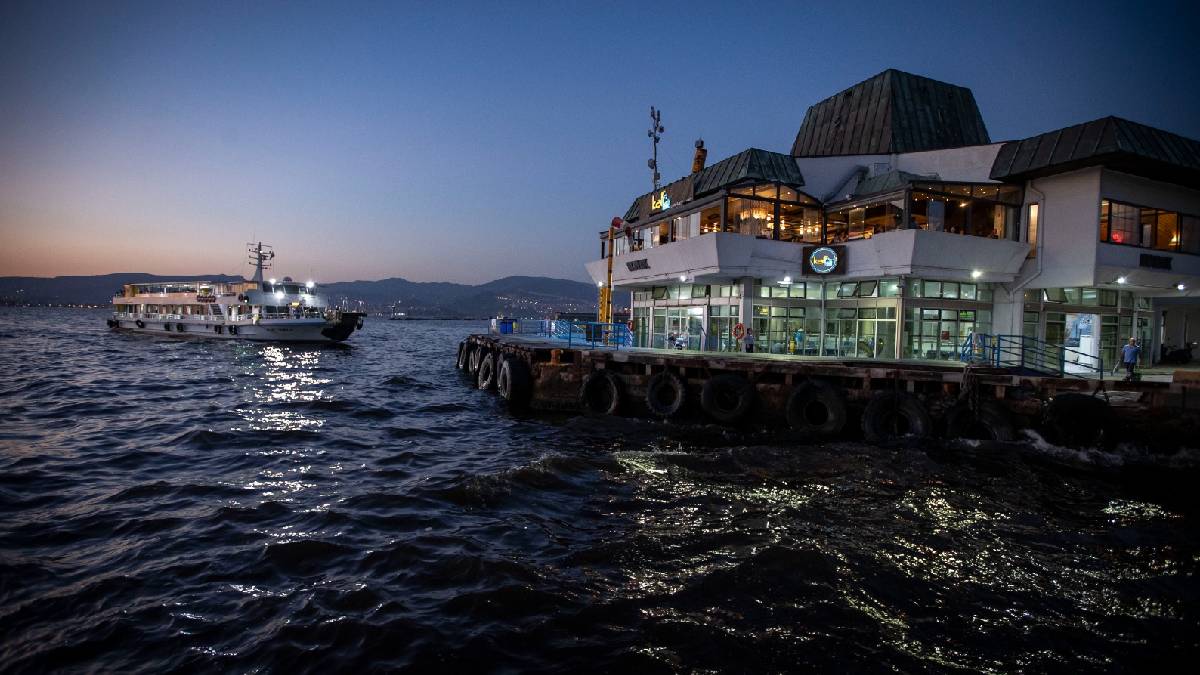 İzmir’in eşsiz gün batımında Körfez turları başladı