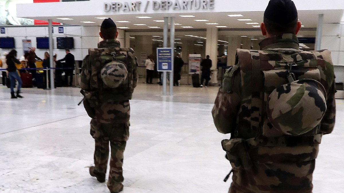 Paris Olimpiyatları öncesi bomba alarmı: Havalimanı tahliye edildi