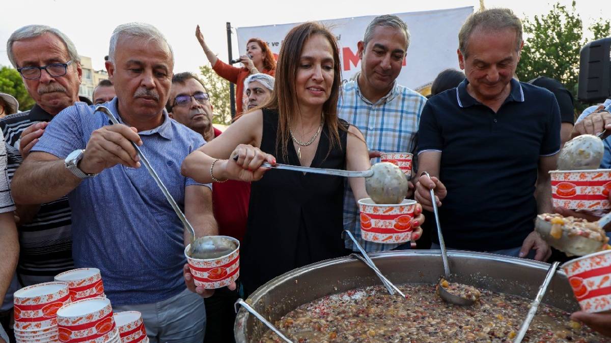 Karşıyakalılar aşurenin bereketini paylaştı