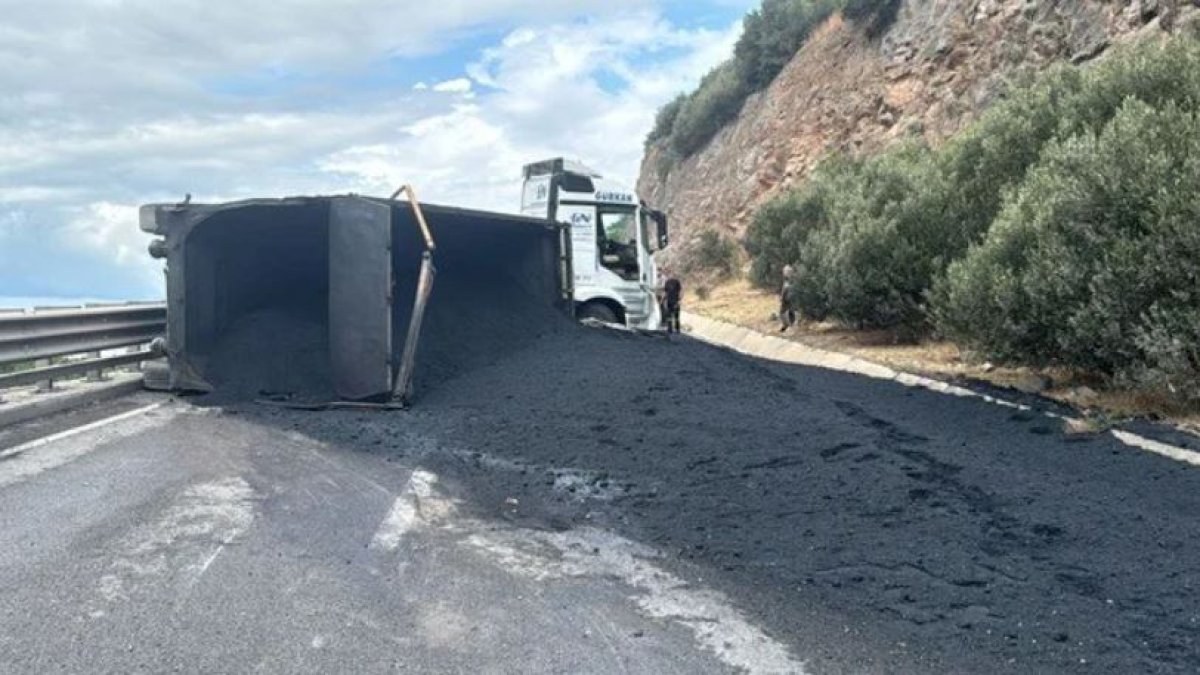 D-100'de TIR devrildi: İstanbul yönü ulaşıma kapatıldı