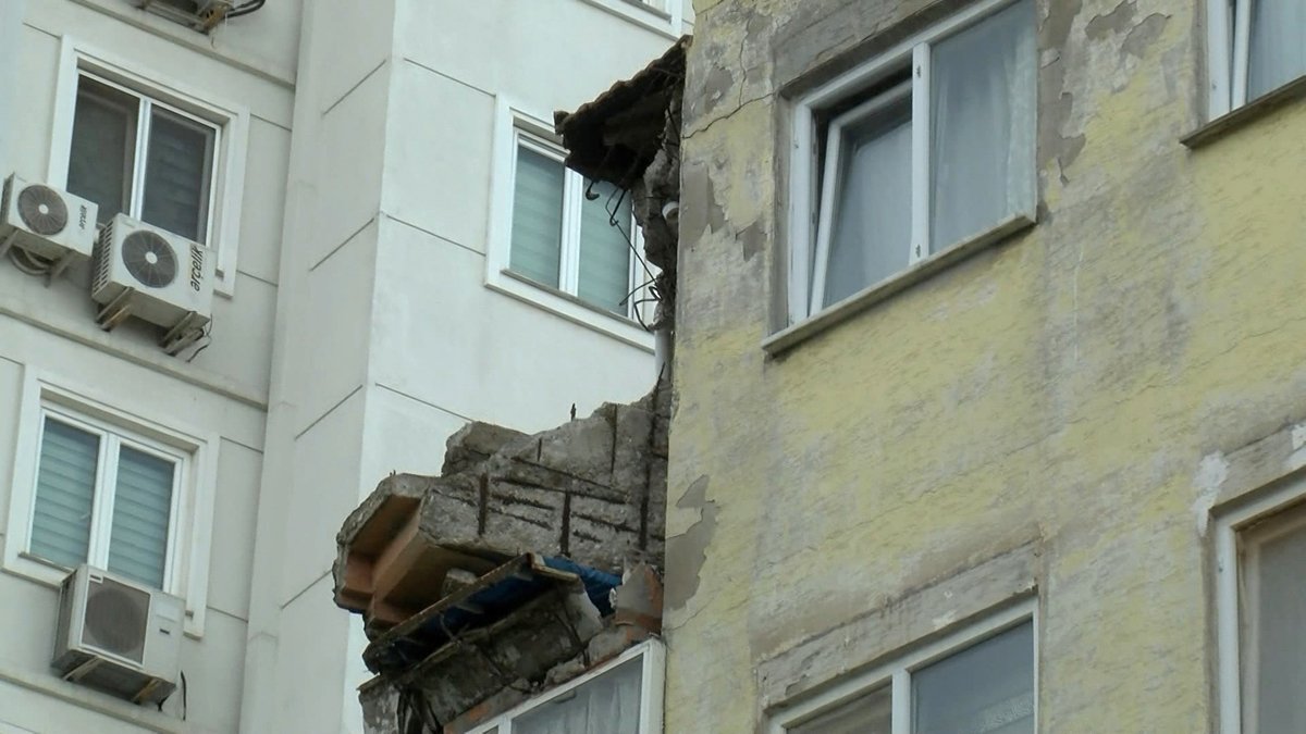 Kartal'da binanın çatısı çöktü! Apartman tahliye edildi