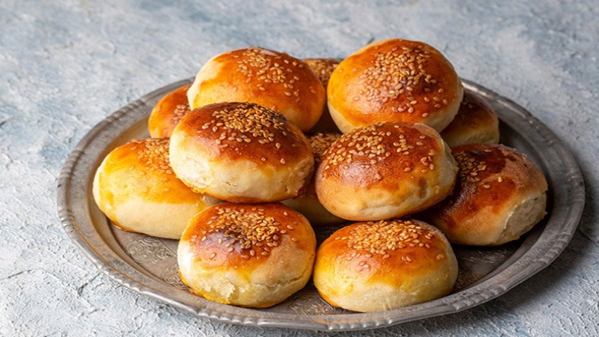 Sırrı süt ve soda! Bayatlamayan yumuşacık pastane poğaçası tarifi: Puf puf kabarıyor