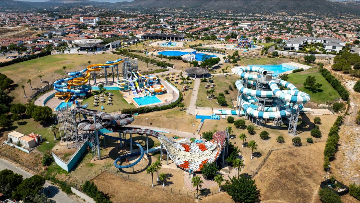 İzmir Büyükşehir Belediyesi öncülük etti: Oasis Aquapark Çeşme kapılarını gençlere açtı