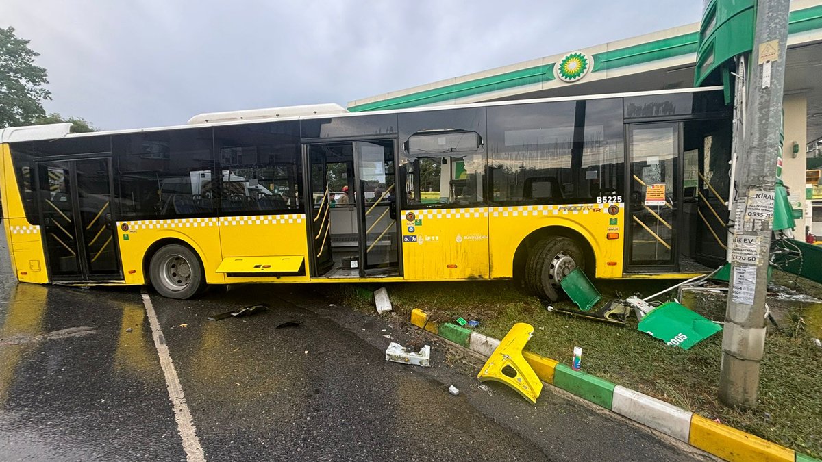 Otobüs 3 araca çarpıp akaryakıt istasyonuna daldı: 1'i ağır 3 yaralı
