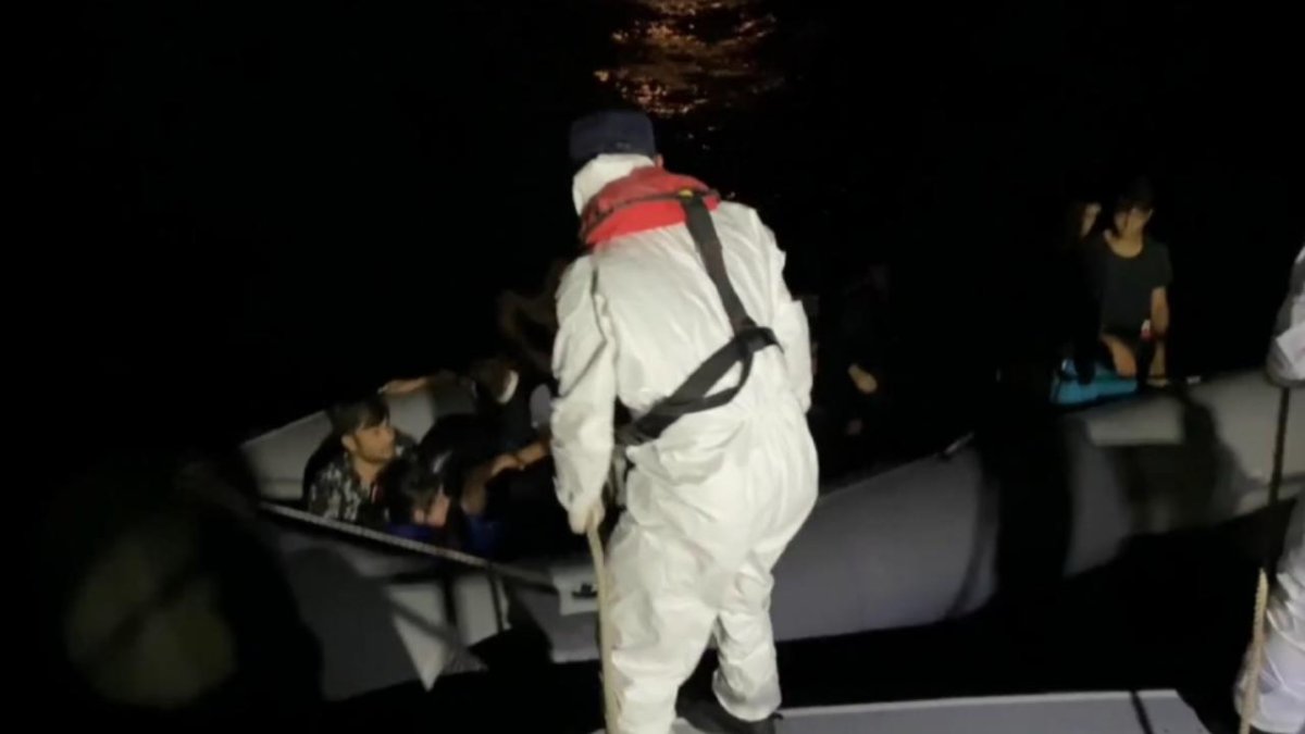 Çanakkale'nin Ayvacık ilçesi açıklarında, 8 düzensiz göçmen yakalandı