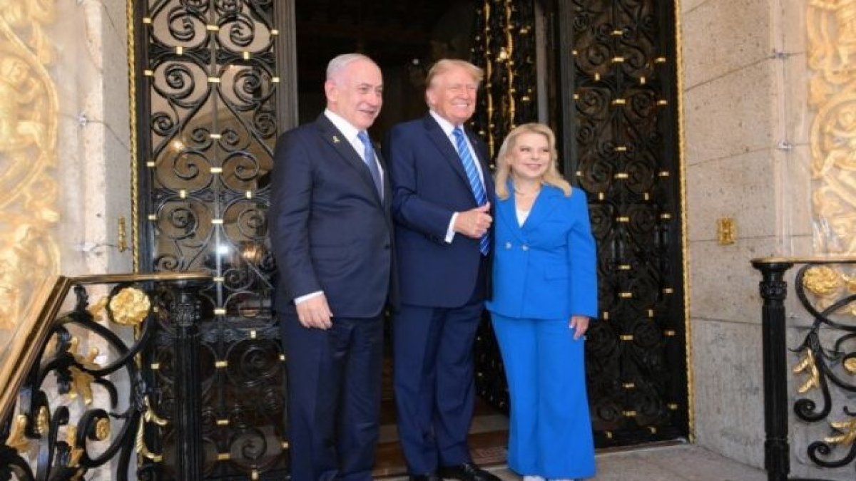 Trump caniyi evinin kapısında karşıladı: Malikanesinde 'arkasındayım' mesajı