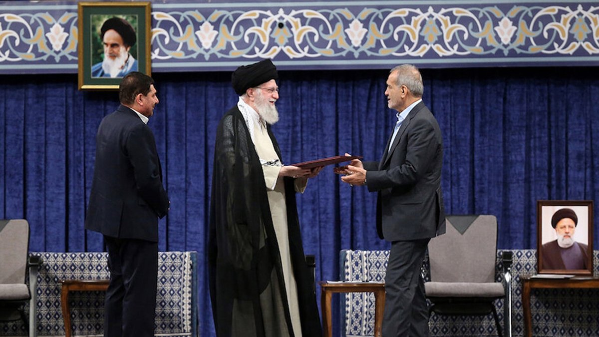 İran'da Pezeşkiyan dönemi resmen başladı: Mazbatasını Hamaney'den aldı