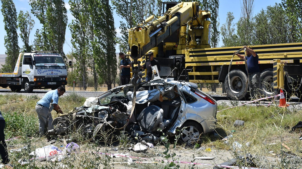 Afyonkarahisar'da trafik faciası: Bir aile yok oldu