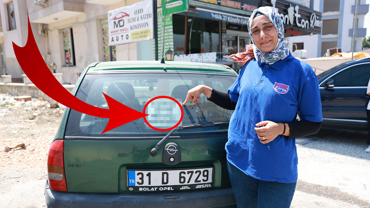 Ehliyet aldıktan yıllar yıllar sonra trafiğe çıktı: Aracına o şaşırtan notu astı! Yanından geçenler durup yazıyı okuyor