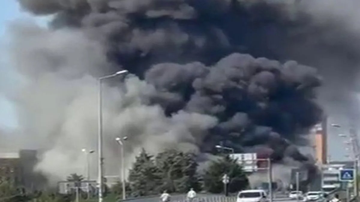 Tuzla'da yat imalathanesinde yangın