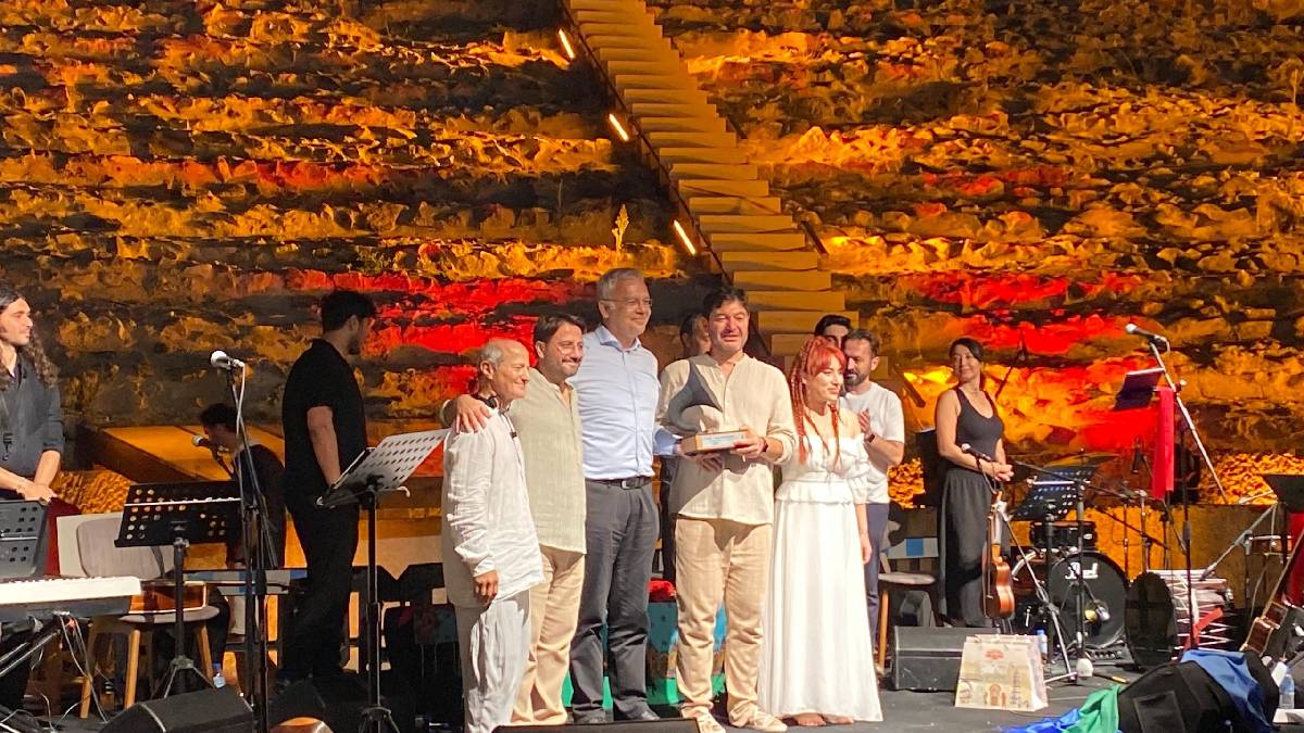 İzmir’de güneş ağaçları ile şarj dönemi başladı