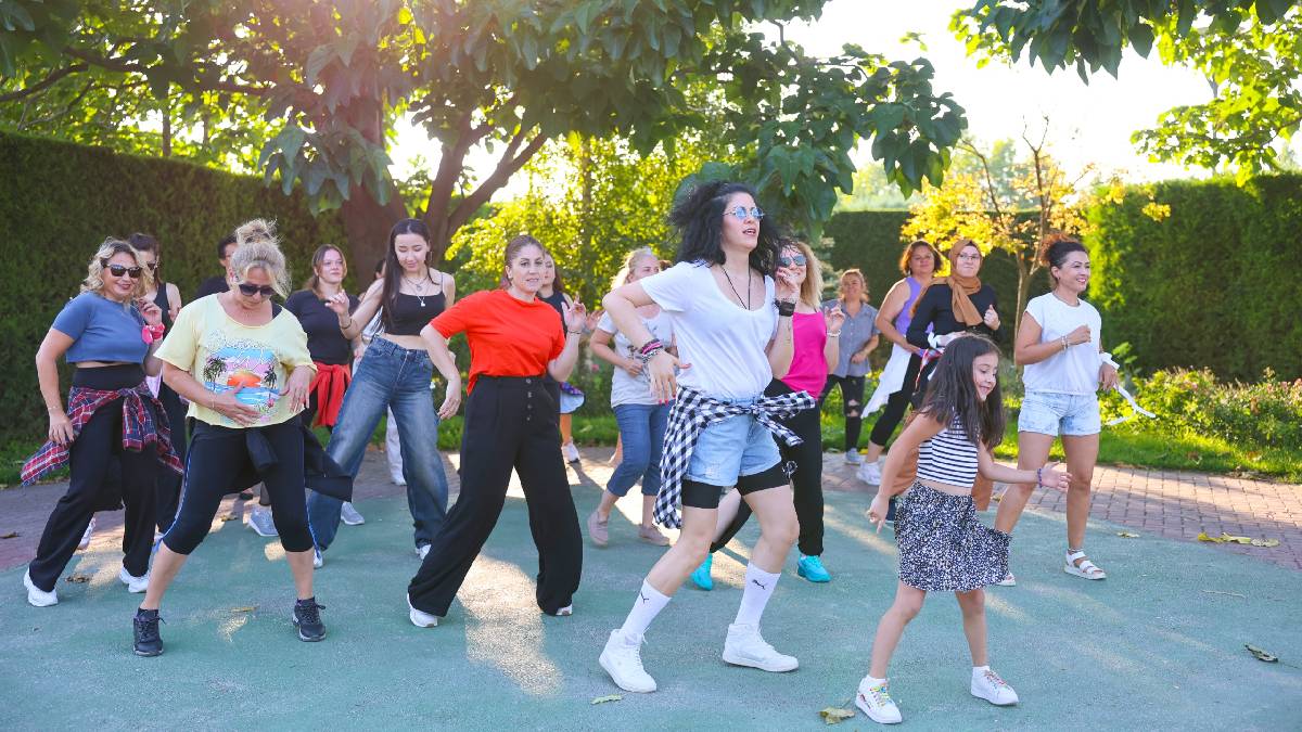 Kursiyerlerden dans gösterisi