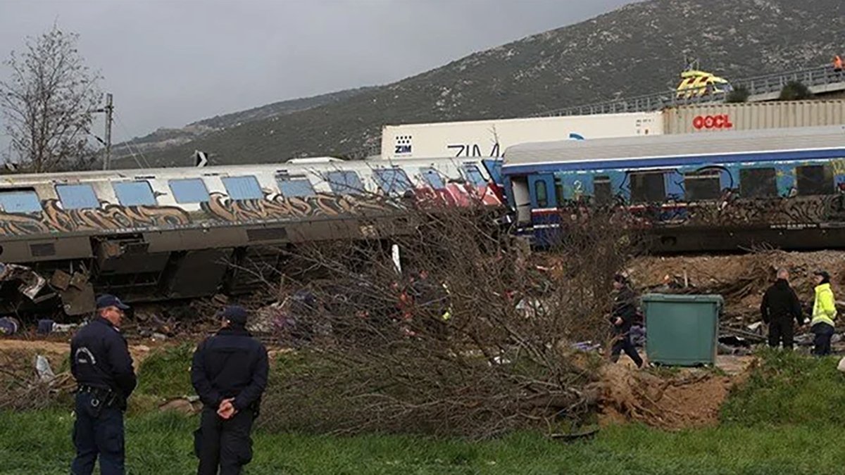 Rusya'da yolcu treni devrildi: En az 100 yaralı