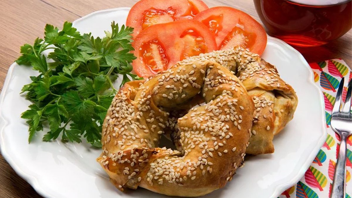Mideyi yakmayan simit börek tarifi! Gün tabaklarında ilk bu bitiyor, komşular çatır çatır çatlayacak