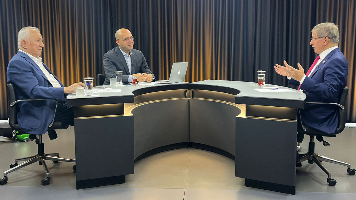 Davutoğlu'ndan 'akil insanlar heyeti' çağrısı: Siyasi kimlikleri bırakıp Türkiye'nin geleceğini kurtaralım