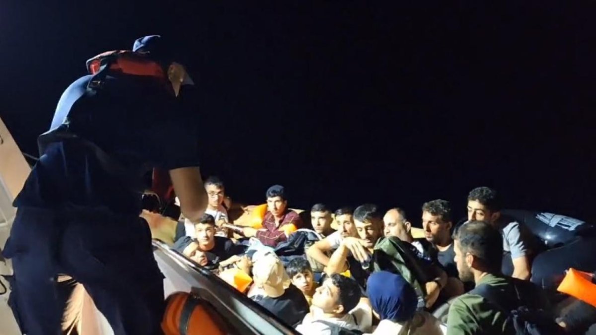 Bodrum açıklarında operasyon: 10'u çocuk 29 düzensiz göçmen kurtarıldı