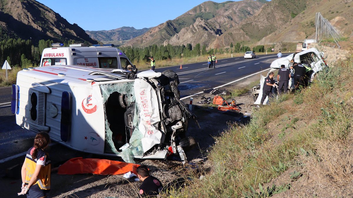 Hastane yolunda korkunç kaza! Ambulansla ticari araç kafa kafaya çarpıştı: 4 ölü
