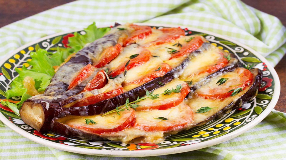 Evde patlıcan ve kaşar varsa akşama yemek düşünmeyin! Eş dost bayılacak: İşte kaşarlı patlıcan tarifi