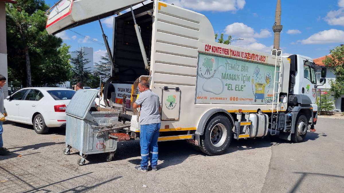 Elmadağ’da çöp konteynerleri dezenfekte ediliyor.