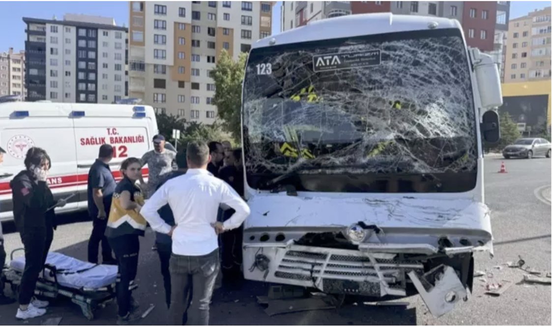 İşçileri taşıyan servis kaza yaptı: 9 işçi yaralandı