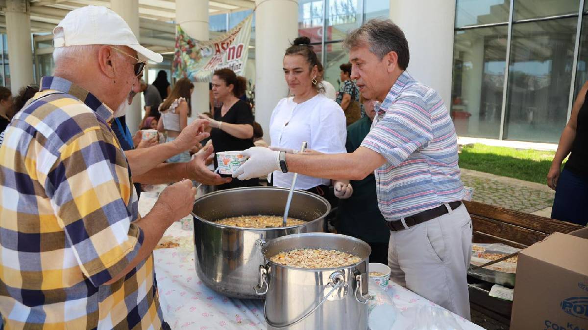 Burhaniye Belediyesi 3 bin kişiye aşure dağıttı