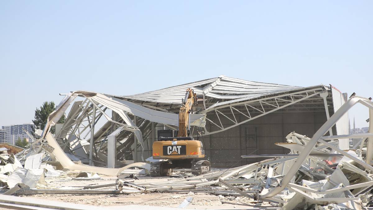 Alaaddinbey’de 3 bin metrekarelik kaçak yapı yıkıldı