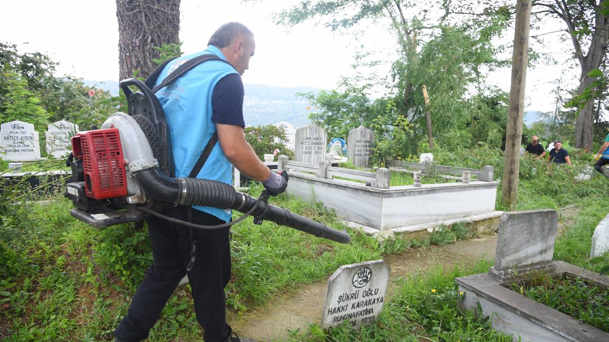 Mezarlıklarda temizlik ve bakım çalışmaları devam ediyor