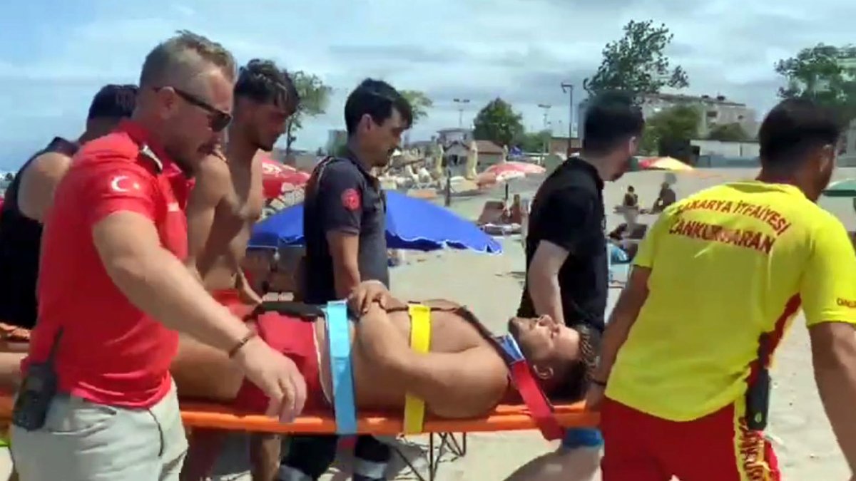 Karasu Sahili'nde yasak dinlemediler: Boğulma tehlikesi geçirenleri kurtarmaya giden cankurtarana jet ski çarptı