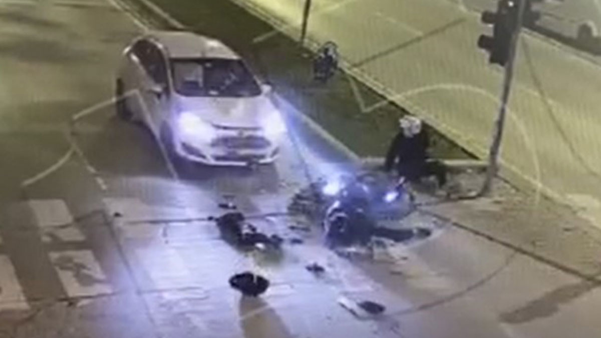 'Bu kadar da olmaz' dedirten kaza kamerada! İzleyenler saçını başını yoluyor