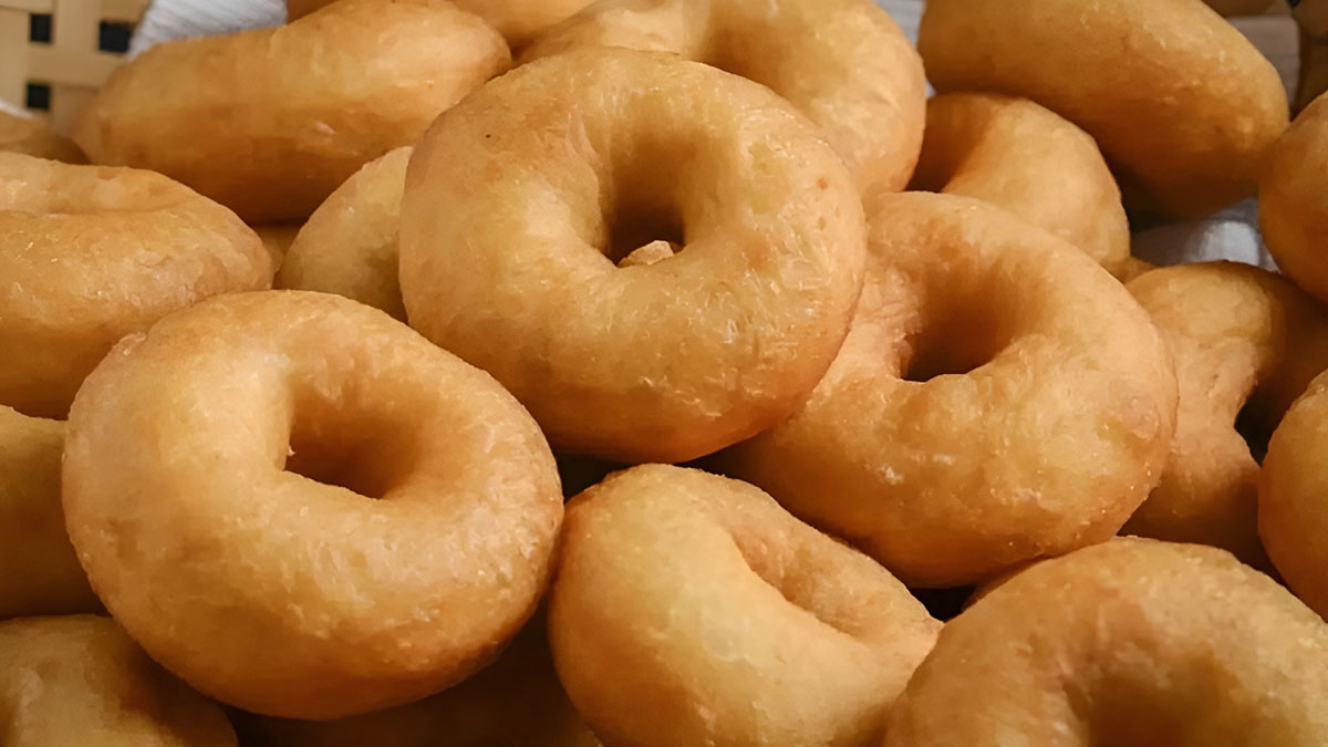 Ne yağ çekiyor, ne kuru oluyor: Balon gibi kabaran pişi tarifi! Tadına bakan tarifini almak için yalvaracak