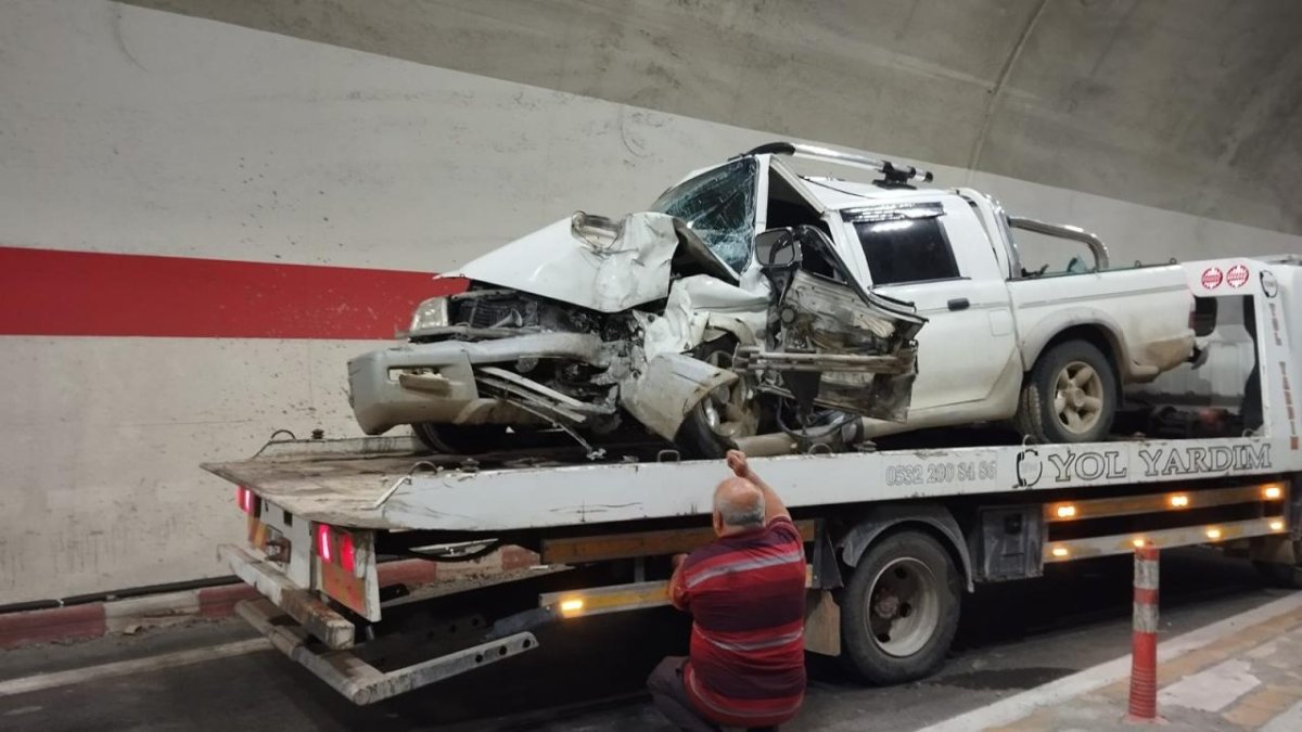 Yusufeli Tüneli'nde kamyonet kazası: 1 kişi hayatını kaybetti, 2 yaralı