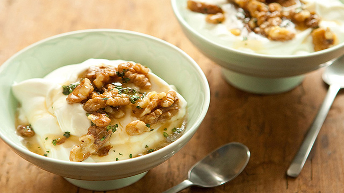 Yoğurdun içine ceviz atın, o sorunlardan kurtulun! Kaşık kaşık tüketenler sağlığına sağlık katıyor