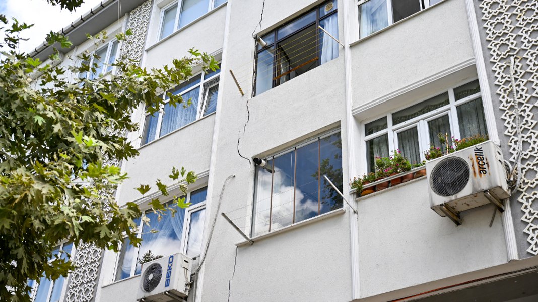 İstanbul'da çatlayan bina tahliye edildi