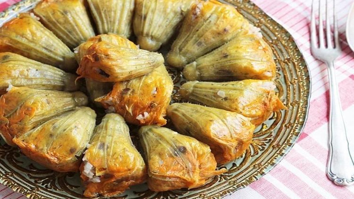 Ne asma yaprağı ne lahana! Bu dolma tencereyle yediriyor: İşte kabak çiçeği dolması tarifi