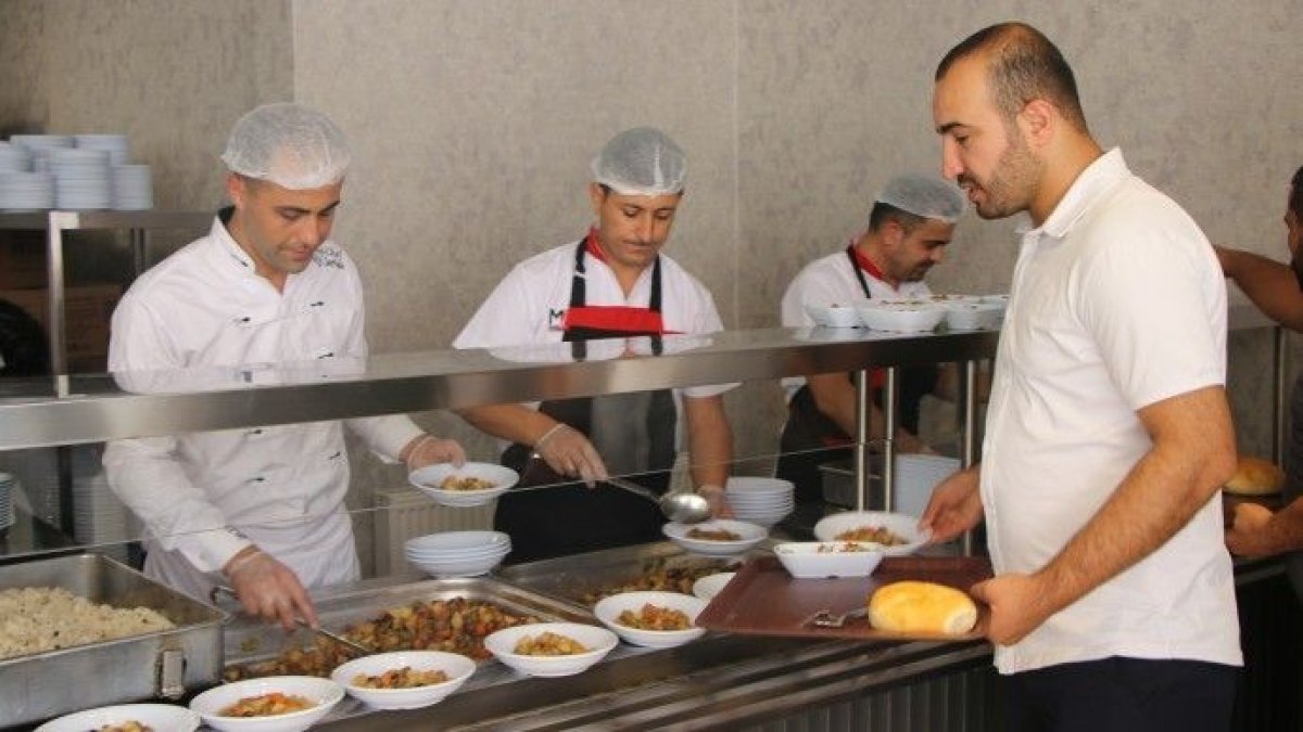 Bir belediye daha yaptı! 3 çeşit yemek 100 lira: Evde yemekten bile ucuza kent lokantası açıldı