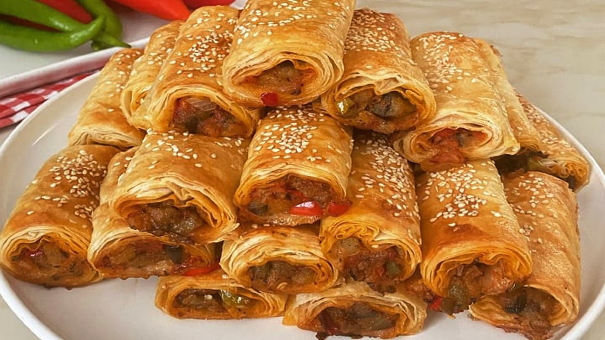 Misafirler gelmeden bu böreği sipariş ediyor! Patlıcanlı yaz böreği tarifi: Çıtırlığı diğer odalardan duyuluyor