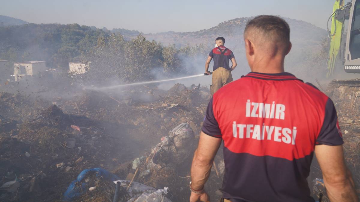 Urla'da çıkan yangına müdahale sürüyor