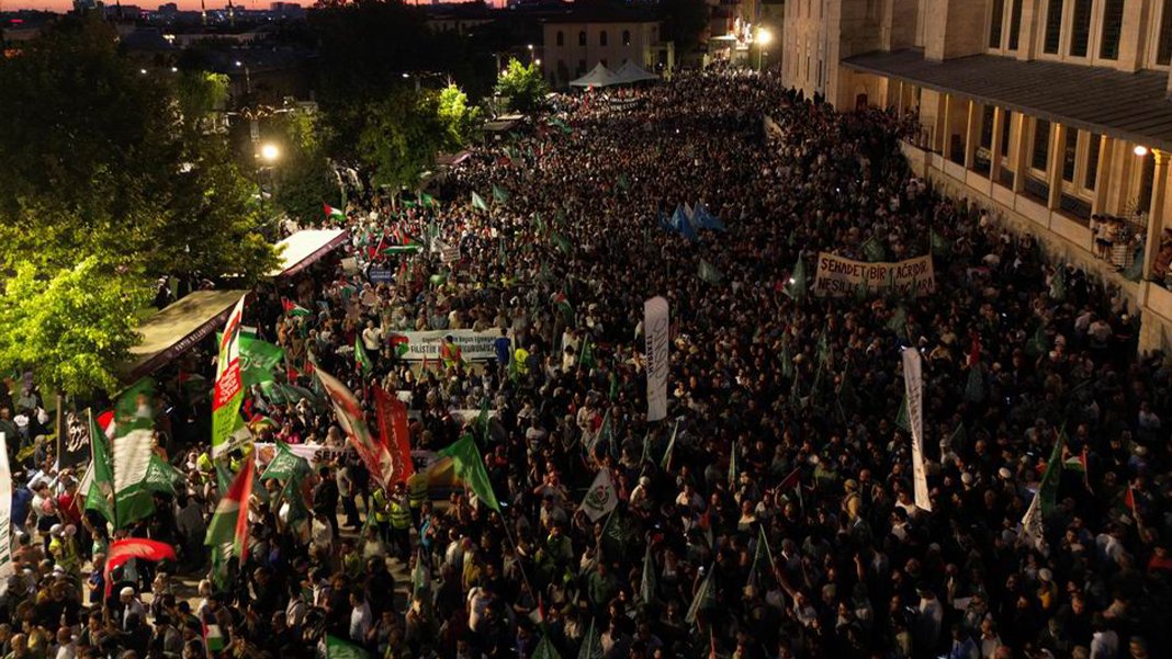 Beyazıt Meydanı'nda büyük protesto: Şehit Haniye yolun devam edecek