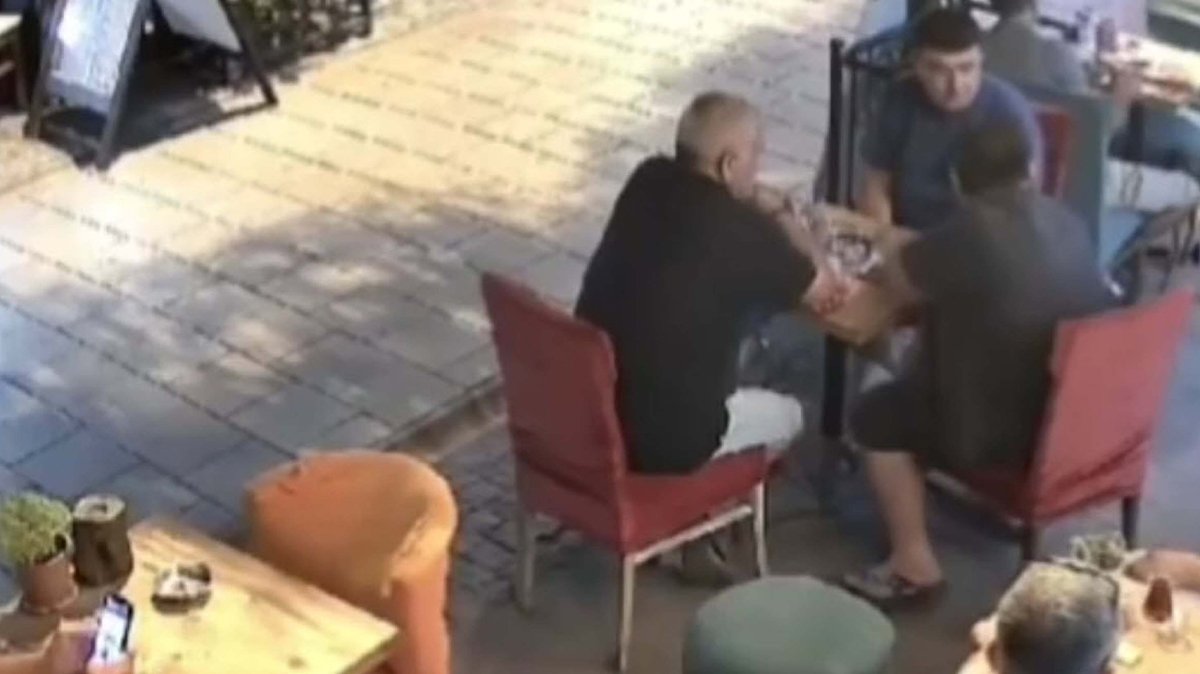 Kafede otururken yorgun mermi isabet etti!