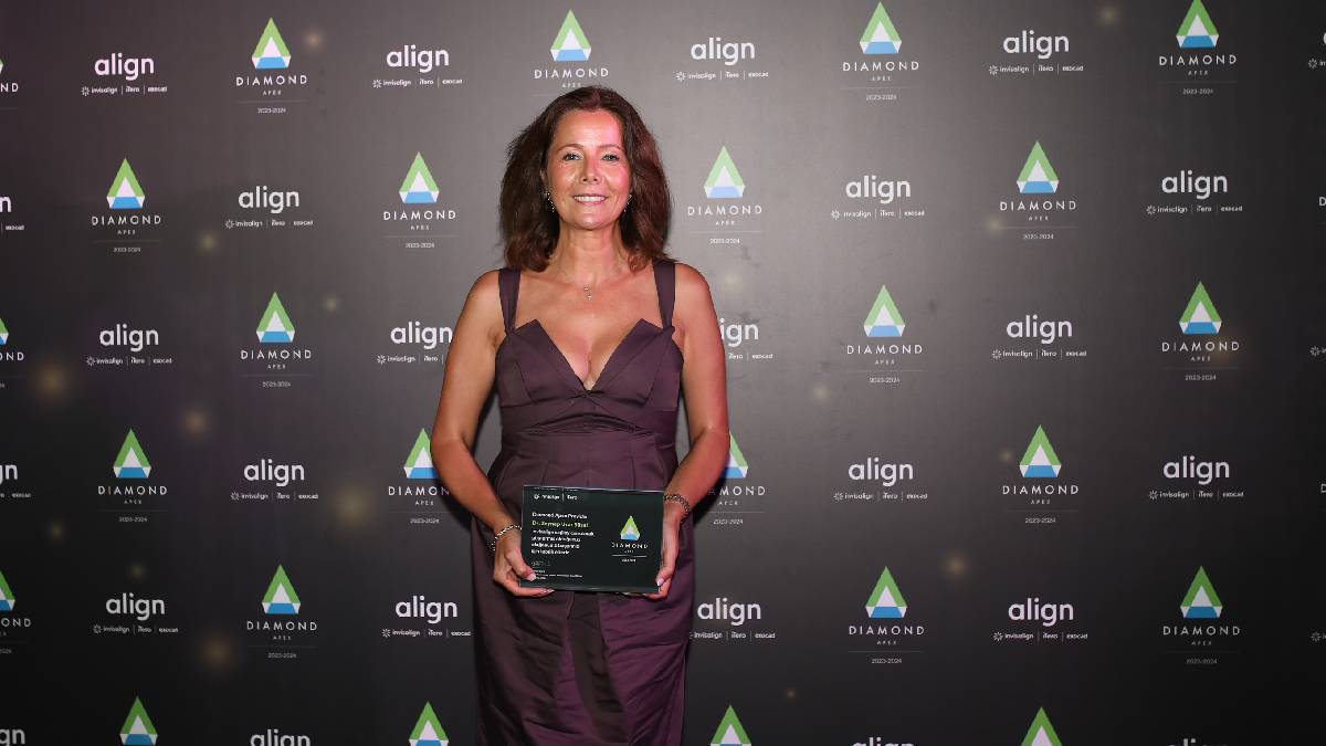 Akademi Lazer Ağız ve Diş Sağlığı Polikliniği’nden Dr. Zeynep Uçar Süsal, Diamond Apex ödülünü aldı