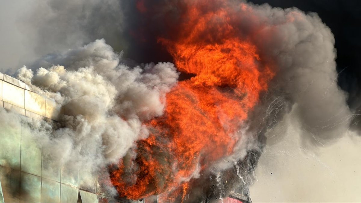 Diyarbakır Sanayi Sitesi'nde korkutan yangın: 4 iş yeri kül oldu