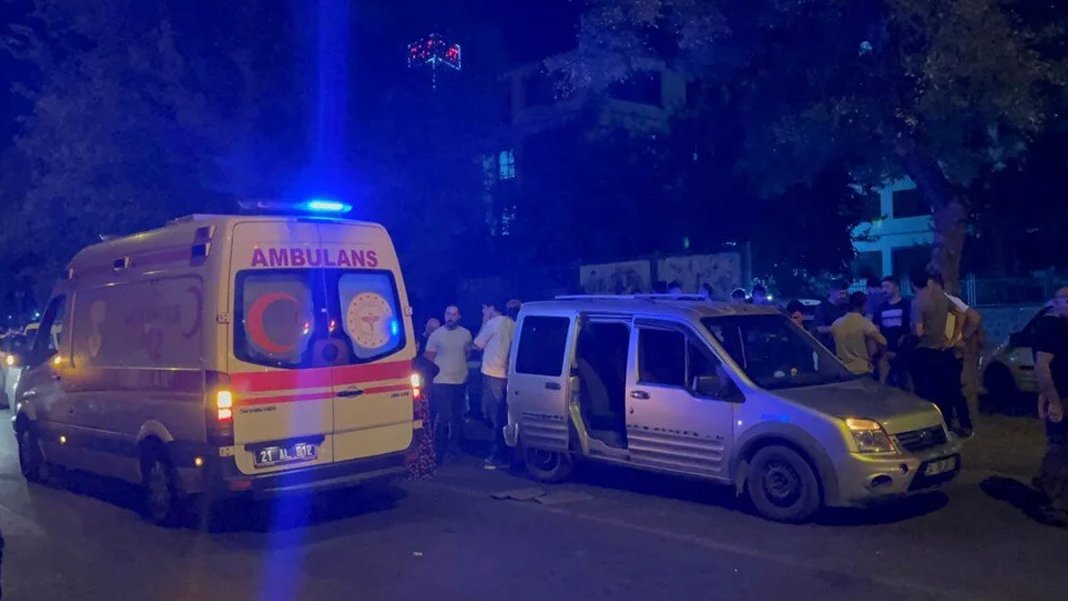 Diyarbakır'da husumetli aileler birbirine girdi: Bir ev ateşe verildi